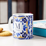 Taza De Café Monograma Amalfi Vietri Regalos de azulejos azules<br><div class="desc">Monograma Amalfi Positano Vietri azulejos azul mallica fiesta de novias favorece el nombre personalizado mug,  regalos de dama de honor,  regalos para cualquier ocasión,  azulejos azules y amarillos de temática mediterránea regalos personalizados</div>