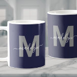 Taza De Café Monograma Azul Marino<br><div class="desc">Taza de café con monograma de nombre con letra inicial personalizada en azul marino y blanco moderno. Esta elegante taza con monograma combina un estilo minimalista moderno con una apariencia simple pero elegante, perfecta para cualquier amante del café o el té. Con una inicial gris en un fondo azul marino...</div>