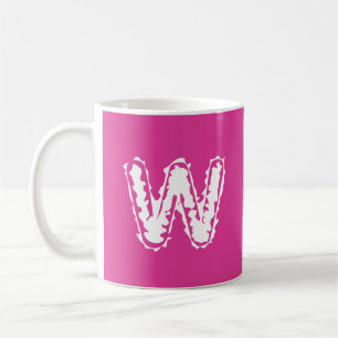 Taza De Café Monograma blanco espeluznante sobre rosa