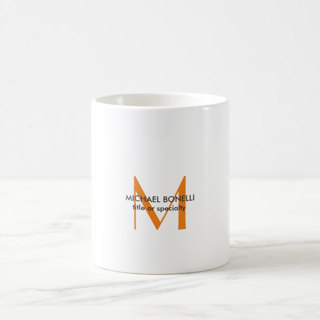 Taza De Café Monograma blanco naranja Minimalista moderno (Centro)