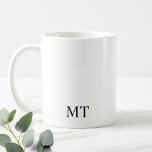 Taza De Café Monograma clásico personalizado<br><div class="desc">Regalos monográficos personalizados con monograma inicial personalizado de 2 letras en estilo serif clásico negro. Perfecto como regalos de vacaciones,  regalos del padre para papá,  regalos de los padrinos y más.</div>