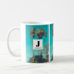 Taza De Café Monograma con ambiente retro de palmeras tropicale