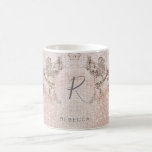 Taza De Café Monograma con patrón floral romántico<br><div class="desc">El diseño presenta un patrón floral romántico sobre un patrón vintage de color rosa pálido blush. Fácilmente personalizable con el nombre y monograma de su elección.  Idea ideal de regalo y recuerdo para la dama de honor,  las damas de honor,  el grupo de boda,  el compromiso y más.</div>