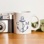 Taza De Café Monograma de ancla azul de la marina de esbozo náu<br><div class="desc">Anclaje de boceto azul marino náutico con iniciales monográficas. Perfecto para los amantes de la playa</div>