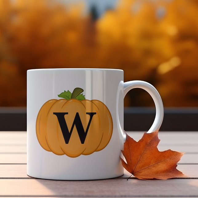Taza De Café Monograma de calabaza naranja (Create your own monogrammed coffee cup for autumn.)