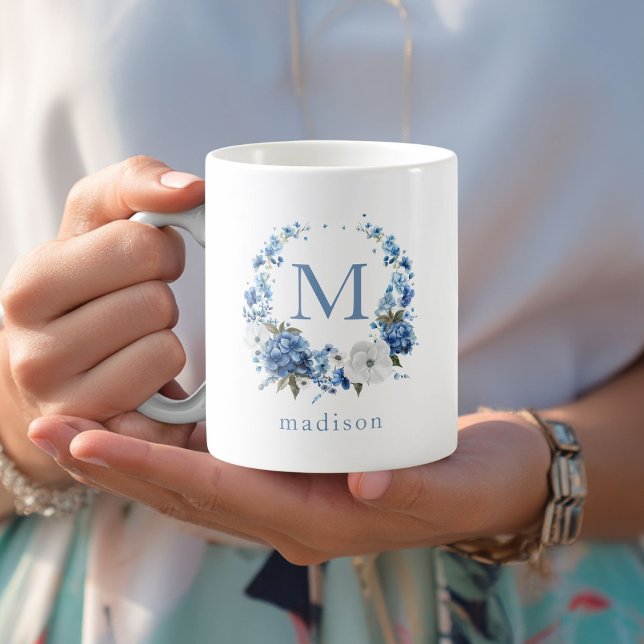 Taza De Café Monograma de Corona Floral Azul (Blue Floral Wreath Monogram Coffee Mug with your Initial & Name)