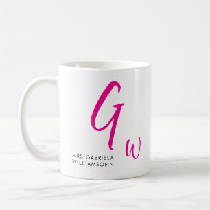 Taza De Café Monograma de escritura negra y rosa Sra. Boda