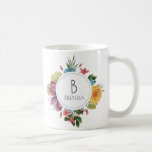 Taza De Café Monograma de flores tropicales coloridas<br><div class="desc">Elegantes flores tropicales coloridas y coloridas adornan el ramo con un nombre de círculo y personalizable y un monograma.</div>