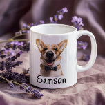 Taza De Café Monograma de foto de perro mascota<br><div class="desc">Este diseño se puede personalizar eligiendo la opción Editar diseño. También puede transferir a otros artículos. Póngase en contacto conmigo en colorflowcreations@gmail.com o utilice la opción de chat en la parte superior de la página si desea tener este diseño en otro producto o necesita ayuda con este diseño. Ver más...</div>