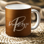 Taza De Café Monograma de guión Metalizado cepillado por Naranj<br><div class="desc">Este elegante tazón de café personalizado incluye un monograma y un nombre en un guión moderno en blanco y beige sobre un fondo metalizado de moda quemado por un naranja.</div>