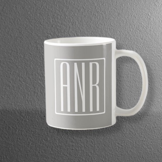 Taza De Café Monograma de Iniciales | Blanco Sobre Gris Claro (Subido por el creador)
