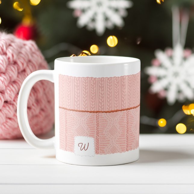 Taza De Café Monograma de la funda de suéter rosa de punto acog (Cozy & Warm Knitted Pink Sweater Sleeve Monogram Coffee Mug)