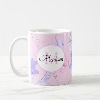 Taza De Café Monograma de mariposas florales en acuarela rosa