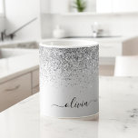 Taza De Café Monograma de metal con brillo plateado nombre glam<br><div class="desc">Taza de café o taza con monograma de metal con brillo plateado y destellos metálicos. Esto hace el regalo perfecto para cumpleaños dulces 16,  boda,  fiesta de soltera,  aniversario,  baby shower o fiesta de despedida de soltera para alguien que ama el lujo glamuroso y los estilos chic.</div>