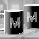 Taza De Café Monograma de nombre blanco negro glamoroso<br><div class="desc">Personalizado Moderno Negro Y Blanco Nombre Inicial De Guión Monograma Café Mug. Este elegante monólogo combina un estilo minimalista moderno con un estilo sencillo y elegante, perfecto para los amantes del café o del té. Con una inicial gris en negrita sobre un fondo negro y un nombre de guión blanco,...</div>