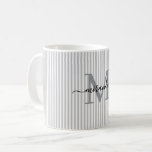 Taza De Café Monograma de nombre con franja gris moderna<br><div class="desc">Comienza tu mañana con estilo con esta taza de café personalizada a rayas grises, diseñada para brindar un encanto atemporal en cada sorbo. Con un suave fondo a rayas grises y blancas, esta elegante taza está personalizada con la inicial de tu monograma y tu nombre completo en una fuente de...</div>