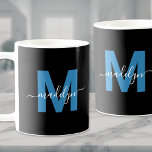 Taza De Café Monograma de nombre inicial azul<br><div class="desc">Personalizado Moderno Azul Negro Y Blanco Nombre De Guión Inicial Monograma Café Mug. Este elegante monólogo combina un estilo minimalista moderno con un estilo sencillo y elegante, perfecto para los amantes del café o del té. Con una inicial azul en negrita sobre un fondo negro y un nombre de escritura...</div>