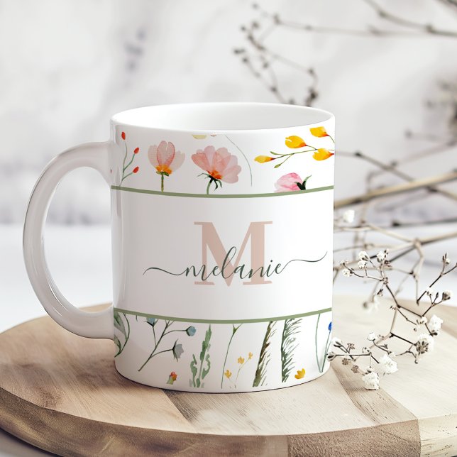 Taza De Café Monograma de nombre personalizado Boho Wildflowers (Boho Wildflowers Custom Name Monogram Coffee Mug on a sunny boho wooden kitchen table.)