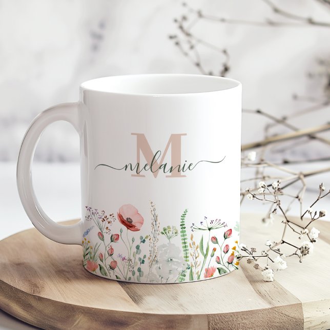 Taza De Café Monograma de nombre personalizado de flor silvestr (Wildflower Meadow Custom Name Monogram Coffee Mug on a sunny boho wooden kitchen table.)
