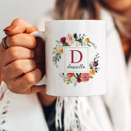 Taza De Café Monograma de oro con flores de otoño en burdeos en
