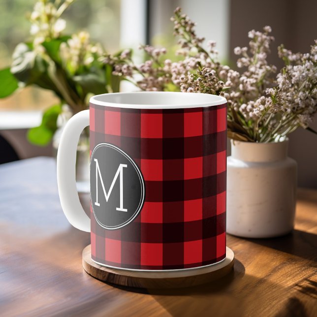 Taza De Café Monograma de patrón de patrón de búfalo negro rojo (Buffalo check mug with personalized monogram)