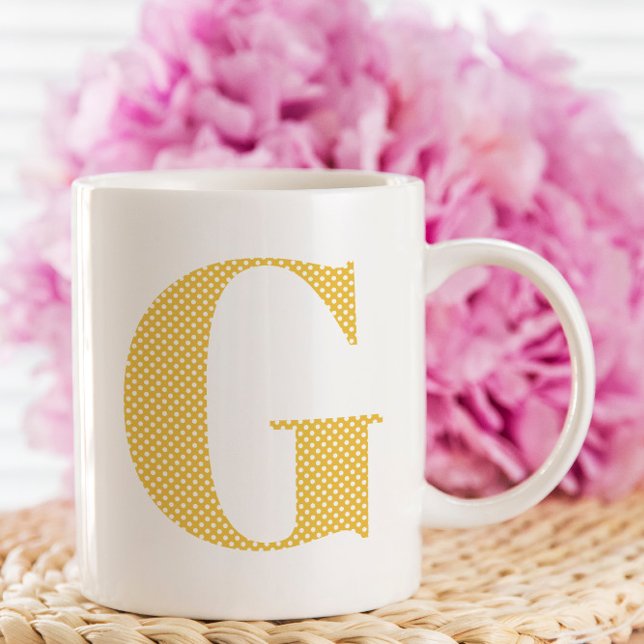 Taza De Café Monograma de puntos de polka amarillo y blanco (Create your own mustard yellow and white polka dot monogrammed coffee cup.)