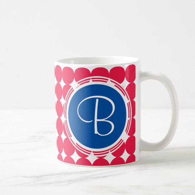Taza De Café Monograma de puntos de polka azul y rojo (Derecha)