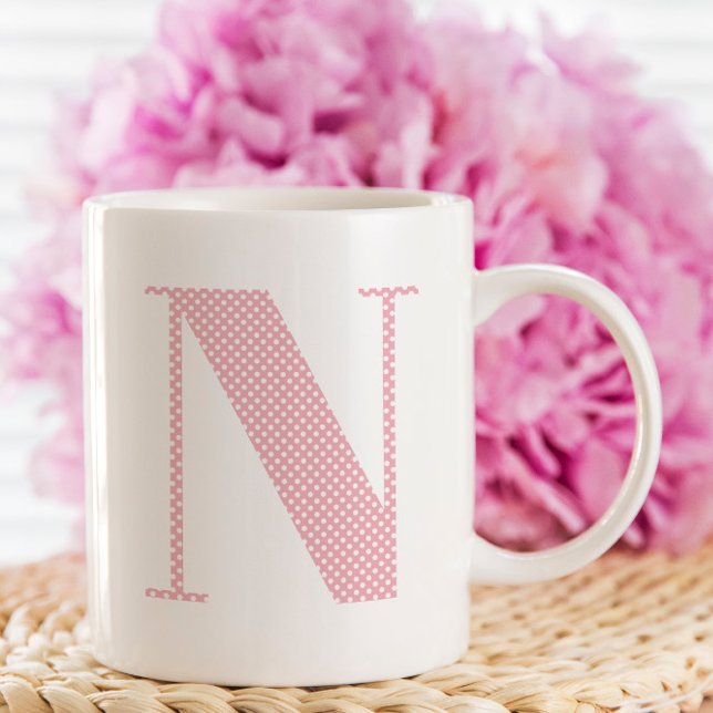 Taza De Café Monograma de puntos de polka rosa y blanco (Create your own pink and white polka dot monogrammed mug.)