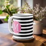 Taza De Café Monograma de rayas blancas y negras de color rosad<br><div class="desc">Un diseño audaz y moderno con un área de monogramas. Si necesita ajustar la ilustración o cambiar el tipo de letra,  puede hacer clic en el área personalizar. Esto le llevará a la herramienta de diseño donde puede hacer muchos cambios.</div>