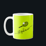 Taza De Café Monograma de tenis femenino personalizado<br><div class="desc">Elegante monograma femenino de tenis en una taza personalizada con un nombre de escritura elegante sobre un fondo amarillo brillante,  verde y negro que puede cambiarse a cualquier color,  perfecto para una mujer o chica de tenis,  entrenadora,  instructora,  consejera del campamento o compañero de equipo.</div>