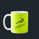 Taza De Café Monograma de tenis femenino personalizado<br><div class="desc">Elegante monograma femenino de tenis en una taza personalizada con un nombre de escritura elegante sobre un fondo amarillo brillante,  verde y negro que puede cambiarse a cualquier color,  perfecto para una mujer o chica de tenis,  entrenadora,  instructora,  consejera del campamento o compañero de equipo.</div>