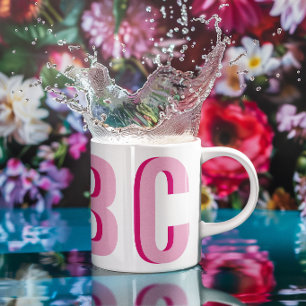 Taza De Café Monograma de tres letras rosa apiladas en negrita