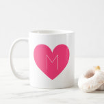 Taza De Café Monograma del corazón rosado caliente contemporáne<br><div class="desc">Moderna taza de personalizable con ilustracion de corazón rosado caliente con simple monograma de tipografía. Personalice esta taza agregando sus propias letras. Esto será perfecto como regalo.</div>