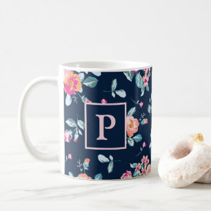 Taza De Café Monograma del patrón floral de rosas rosadas vibra