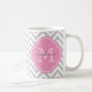 Taza De Café Monograma del Personalizado de Chevron gris y rosa