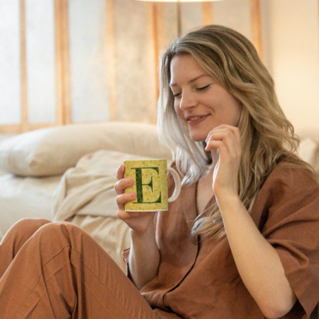 Taza De Café Monograma elegante floral E amarillo con frase (Subido por el creador)