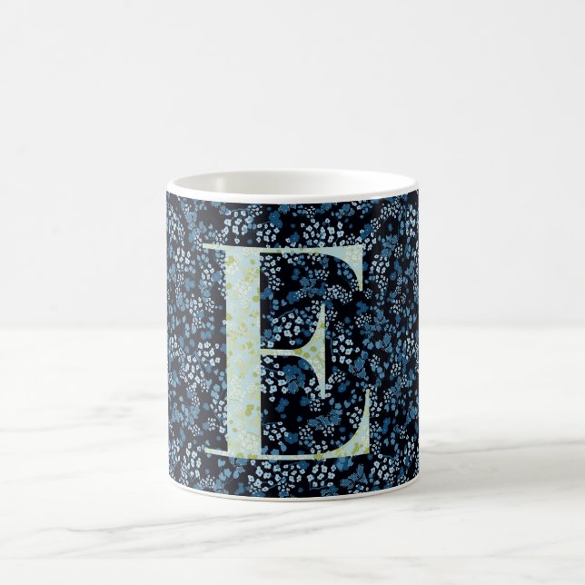 Taza De Café Monograma elegante floral E azul con frase (Centro)