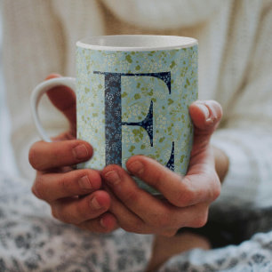 Taza De Café Monograma elegante floral E azul con frase