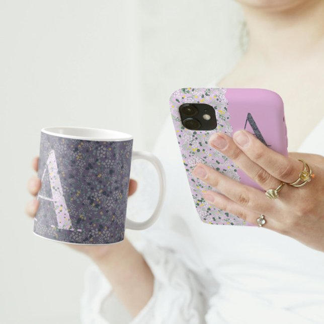 Taza De Café Monograma elegante floral Una púrpura con frase (Subido por el creador)