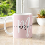 Taza De Café Monograma estilizado moderno lindo Rubor rosa<br><div class="desc">Disfrute de su bebida favorita con estilo con esta taza de café rosa Rubor de estilo moderno y monograma. Con un diseño elegante y moderno, esta taza muestra un suave fondo rosa y lustre acentuado con un monograma personalizado en un guión elegante. Su duradera construcción cerámica garantiza un uso duradero,...</div>