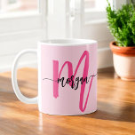 Taza De Café Monograma estilizado moderno rosa caliente<br><div class="desc">Siéntase como en casa con nuestro Monograma Moderno y Moderno café rosa caliente Mug! Con un vibrante diseño rosado caliente, esta taza se personaliza con su monograma en un estilo elegante y moderno para una moda y un toque personalizado. Perfecto para su café o té matutino, combina estética de moda...</div>