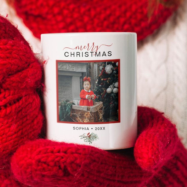 Taza De Café Monograma Feliz Navidad acuarela Holly Foto (Modern typography Merry Christmas customizable photo mug with a little watercolor holly branch.)