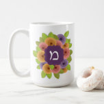 Taza De Café Monograma hebreo café floral Mug<br><div class="desc">Nuestro Monograma personalizado Floral Mug está decorado con flores de papel modernas de bonito. Elegante y bonito. ¡Un montón de flores de colores que permanecerán frescas todo el año! Personaliza esta taza con el nombre y la inicial y haz que alguien sonría especialmente. Perfecto como regalo de Bat Mitzvah o...</div>