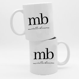 Taza De Café Monograma inicial de moda en blanco negro moderno