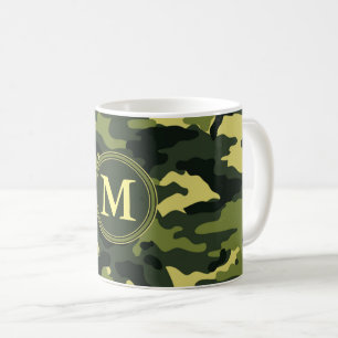 Taza De Café Monograma inicial del patrón de camuflaje verde
