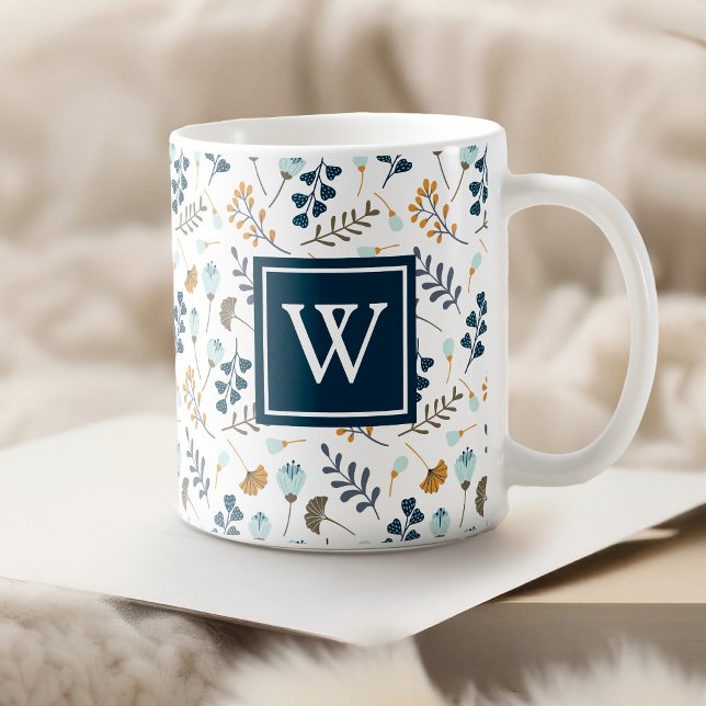 Taza De Café Monograma Invernal de la Marina Botánica Floral (This mug features a winter-inspired botanical floral with a monogram in navy.)