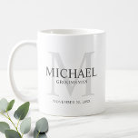 Taza De Café Monograma masculino personalizado y Groomsmen de n<br><div class="desc">Añada un toque personal a su boda con la taza personalizada de los groomsmen. Esta taza presenta el nombre personalizado del groomsman con título en gris y monograma en gris claro como fondo, en estilo clásico de tipo de letra serif. También perfecto para el mejor hombre, padre de la novia,...</div>