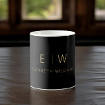 Taza De Café Monograma Minimalista clásico elegante de oro negr<br><div class="desc">Eleva tu rutina matutina con nuestro Monograma Minimalista Negro y Oro Moderno Nombre Café Mug. Esta elegante taza aporta un toque de elegancia contemporánea a su ritual diario del café. Está diseñado pensando en la calidad y cuenta con un diseño minimalista en blanco y negro clásico, lo que lo convierte...</div>