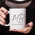 Taza De Café Monograma minimalista Nombre en blanco y negro<br><div class="desc">Un minimalista y moderno y elegante barquillo de monograma en blanco y negro. Presenta una combinación de secuencias de comandos y fuente serif para los nombres. Perfecto como un regalo personalizado.</div>