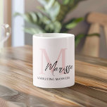 Taza De Café Monograma mínimo inicial y nombre Pastel rosa<br><div class="desc">Disfruta de tu bebida favorita con estilo con nuestro Monograma Minimalista Inicial y Denominado Pastel Café Rosa Mug. Esta elegante taza presenta un diseño elegante personalizado con su nombre y su nombre inicial, con un suave fondo rosa pastel. Fabricado con cerámica de alta calidad, es perfecto para tomar café, té...</div>